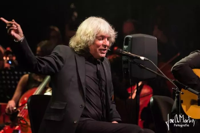 José Mercé es una de las voces más influyentes del flamenco contemporáneo. El artista jerezano ha construido una trayectoria legendaria combinando tradición, emoción y modernidad, convirtiéndose en un referente indiscutible de la música española.
