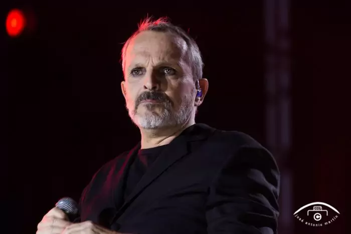 Ficha técnica e historia de Miguel Bosé. Conoce la trayectoria del exitoso cantante y productor pop avant-garde, sus discos Bandido o Papito y conciertos.