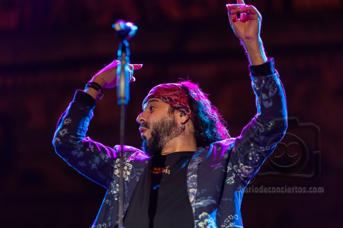 Descubre la biografía, trayectoria y canciones de El Arrebato, el cantautor sevillano que transformó la rumba pop y el flamenco con su inconfundible estilo luminoso y vitalista.