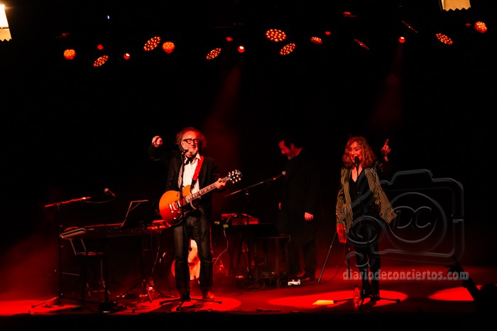 LA NOSTALGIA DE LOS 90 SE APODERO DE LA SALA B DEL CAEM CON LA MUSICA DE COMPLICES