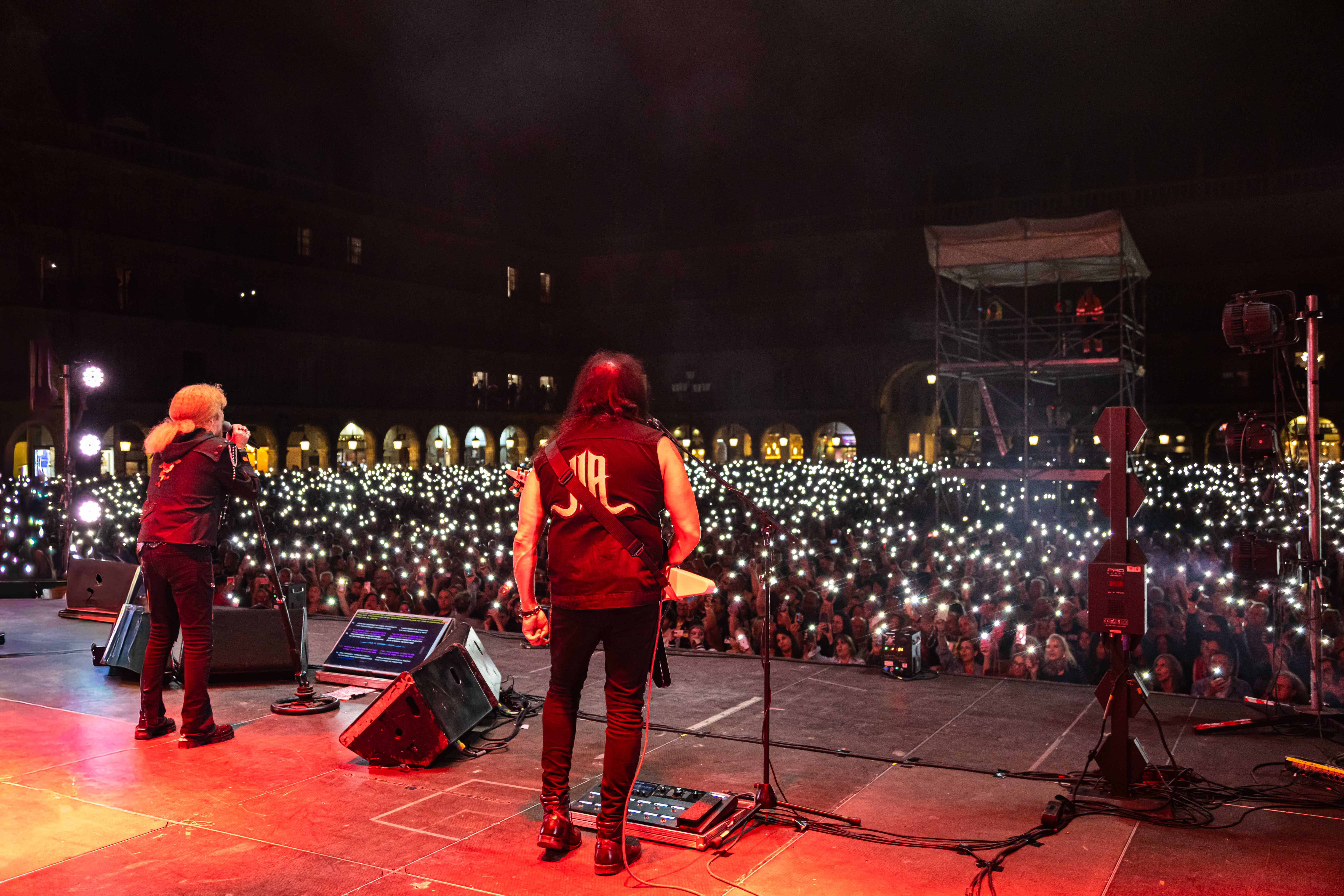 Medina Azahara convierte la Plaza Mayor en un templo del rock andaluz