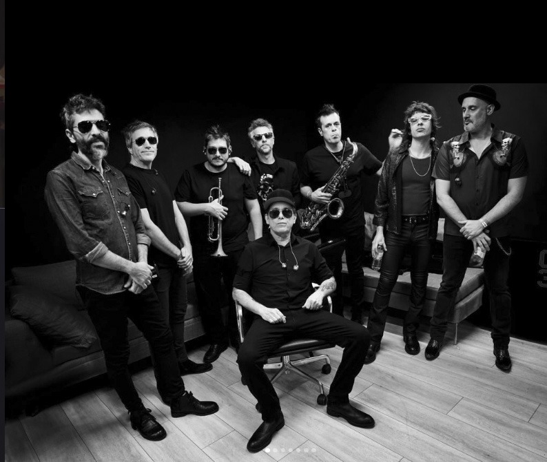 Ficha técnica e historia de Andrés Calamaro (El Salmón). Explora la trayectoria del célebre cantautor de rock transatlántico, sus discos, mejores canciones y conciertos.