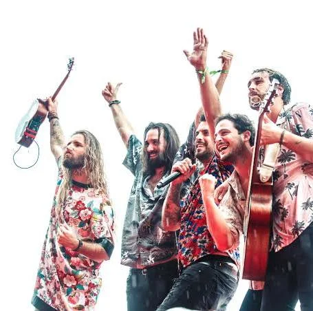 Descubre la historia, trayectoria, canciones y legado de Bombai, el gran divo del pop playero, el ukelele puro y el duende valenciano en España.