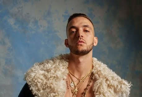 Ficha técnica e historia de C. Tangana (El Madrileño). Descubre la trayectoria del rey de la vanguardia urbana, sus mejores álbumes, canciones y conciertos.