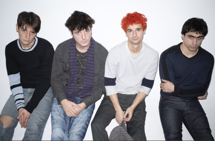 Ficha oficial e historia de Carolina Durante. Explora la trayectoria de la banda madrileña de punk-pop, sus integrantes, el disco Elige tu propia aventura y su gira de arenas.