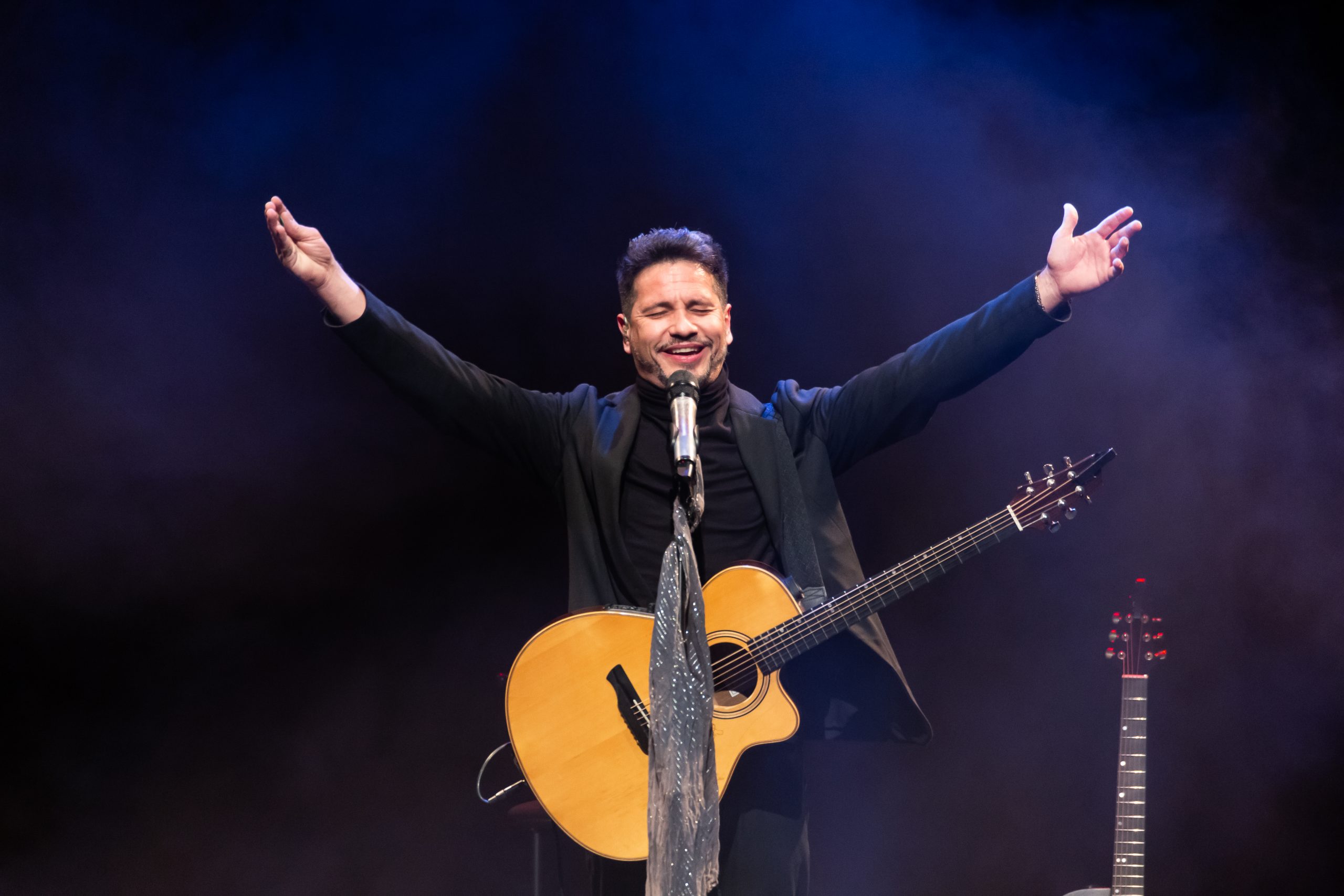 Ficha técnica e historia de David DeMaría. Conoce la trayectoria del exitoso cantautor jerezano de pop melódico, su disco 30 Aniversario y conciertos