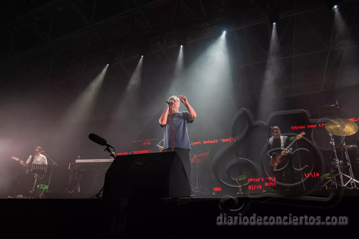Iván Ferreiro en Salamanca cantando con el brazo en alto durante su concierto de la gira 35 aniversario en el Enjoy Multiusos.