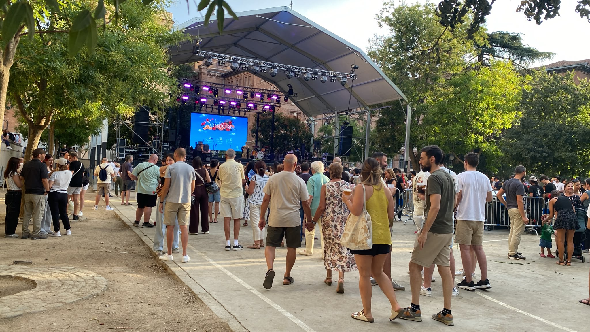 Descubre la ficha técnica de los Jardines de las Vistillas en Madrid. Información completa sobre su aforo de 10.000 personas, cómo llegar en Metro o EMT, rider técnico para conciertos e infraestructura logística del gran recinto open-air de La Latina.