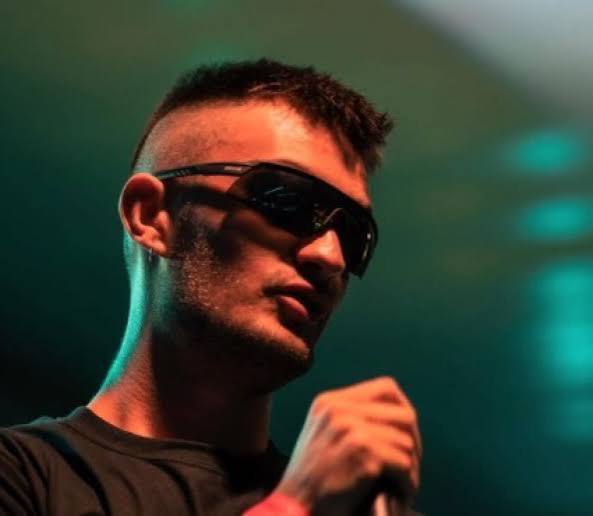 Descubre la historia, trayectoria y canciones de John Pollón. Toda la evolución del rey de la música urbana de El Bierzo y los detalles de La Gira Láctea.