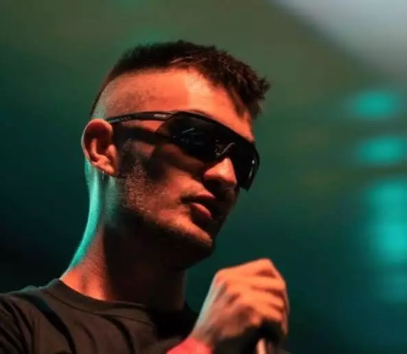 Descubre la historia, trayectoria y canciones de John Pollón. Toda la evolución del rey de la música urbana de El Bierzo y los detalles de La Gira Láctea.