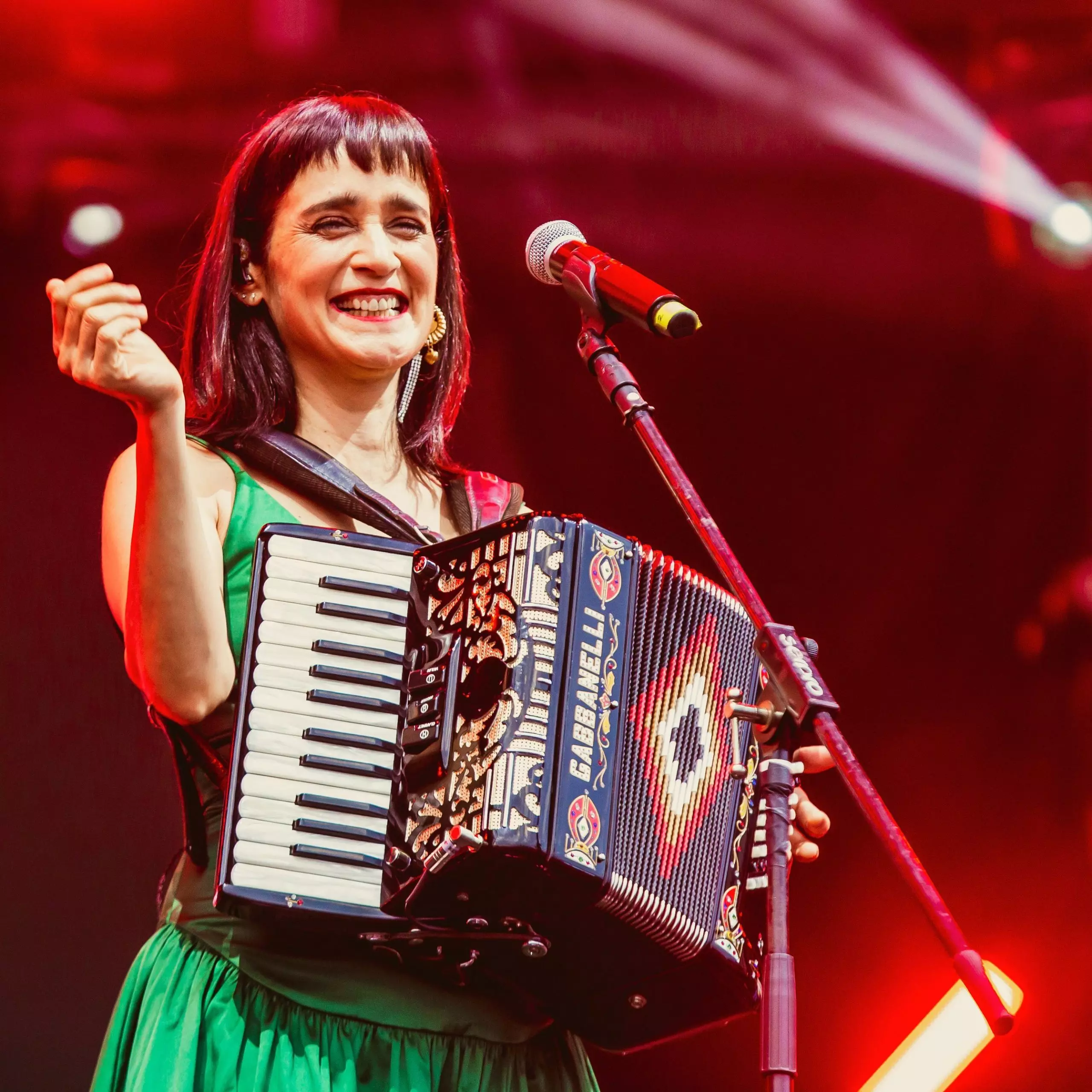 Julieta Venegas tocando su acordeon