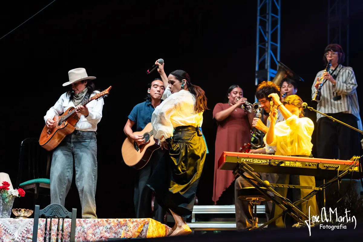 Julieta Venegas en Salamanca 2026 cantando y bailando junto a su banda en el escenario de la Plaza Mayor durante su Norteña Tour.