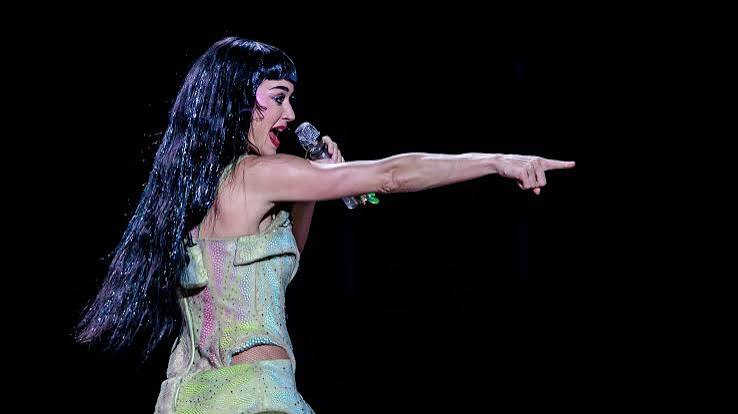 Explora la trayectoria global de Katy Perry canciones y álbumes. Repasamos su biografía, récords en listas y sus enlaces oficiales con iconos a redes y Spotify.
