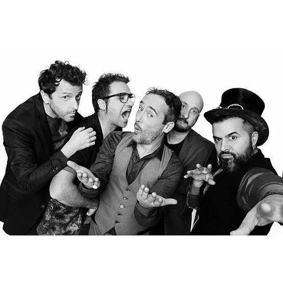 Ficha técnica e historia de Love of Lesbian. Conoce la trayectoria de la banda catalana liderada por Santi Balmes, sus mejores álbumes como 1999 y conciertos.