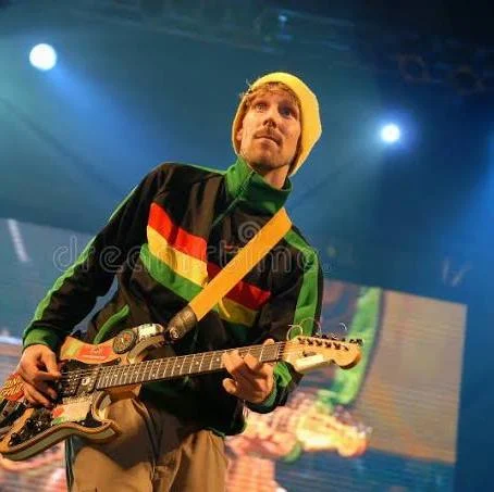 Ficha técnica e historia de Macaco (Dani Carbonell). Conoce la trayectoria de la mítica banda de pop mestizo y reggae, sus discos Puerto Presente y conciertos.