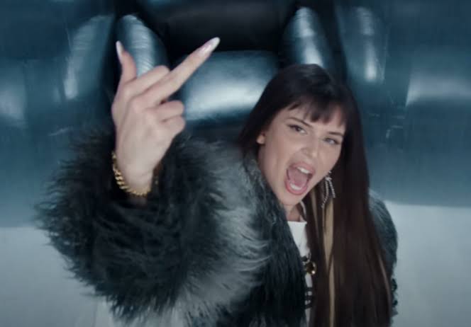 Ficha técnica e historia de Nathy Peluso. Conoce la trayectoria de la diva del avant-pop y la música urbana, sus discos como Grasa o Calambre y conciertos.