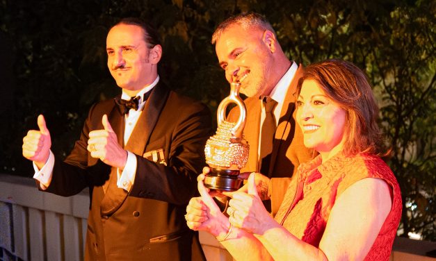Juan Magán galardonado con el Premio TEON en la gran Gala de Casa Ecuador 2026 en Madrid