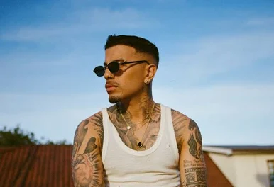 Descubre la biografía, trayectoria y canciones de Rauw Alejandro, el "Zorro" de Puerto Rico que revolucionó el pop urbano mundial con su baile y su sonido futurista.