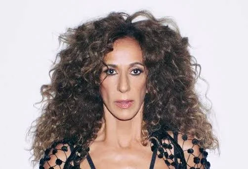 Ficha técnica e historia de Rosario Flores. Conoce la trayectoria de la diva del gipsy rock y el pop-flamenco, sus canciones como Mi Gato y conciertos.