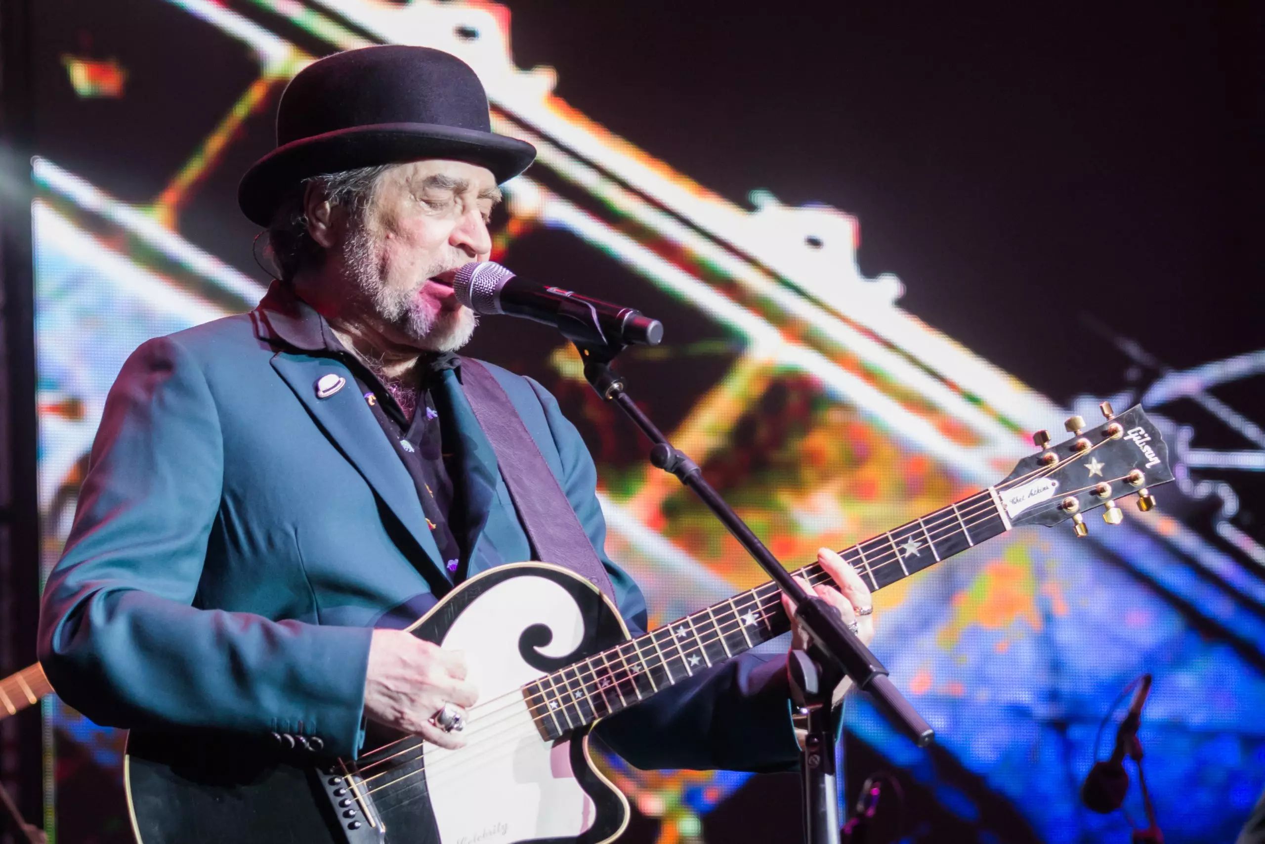 Ficha técnica e historia de Joaquín Sabina. Descubre la trayectoria del mítico cantautor de Úbeda, sus mejores discos como 19 días y 50 noches, canciones y conciertos.
