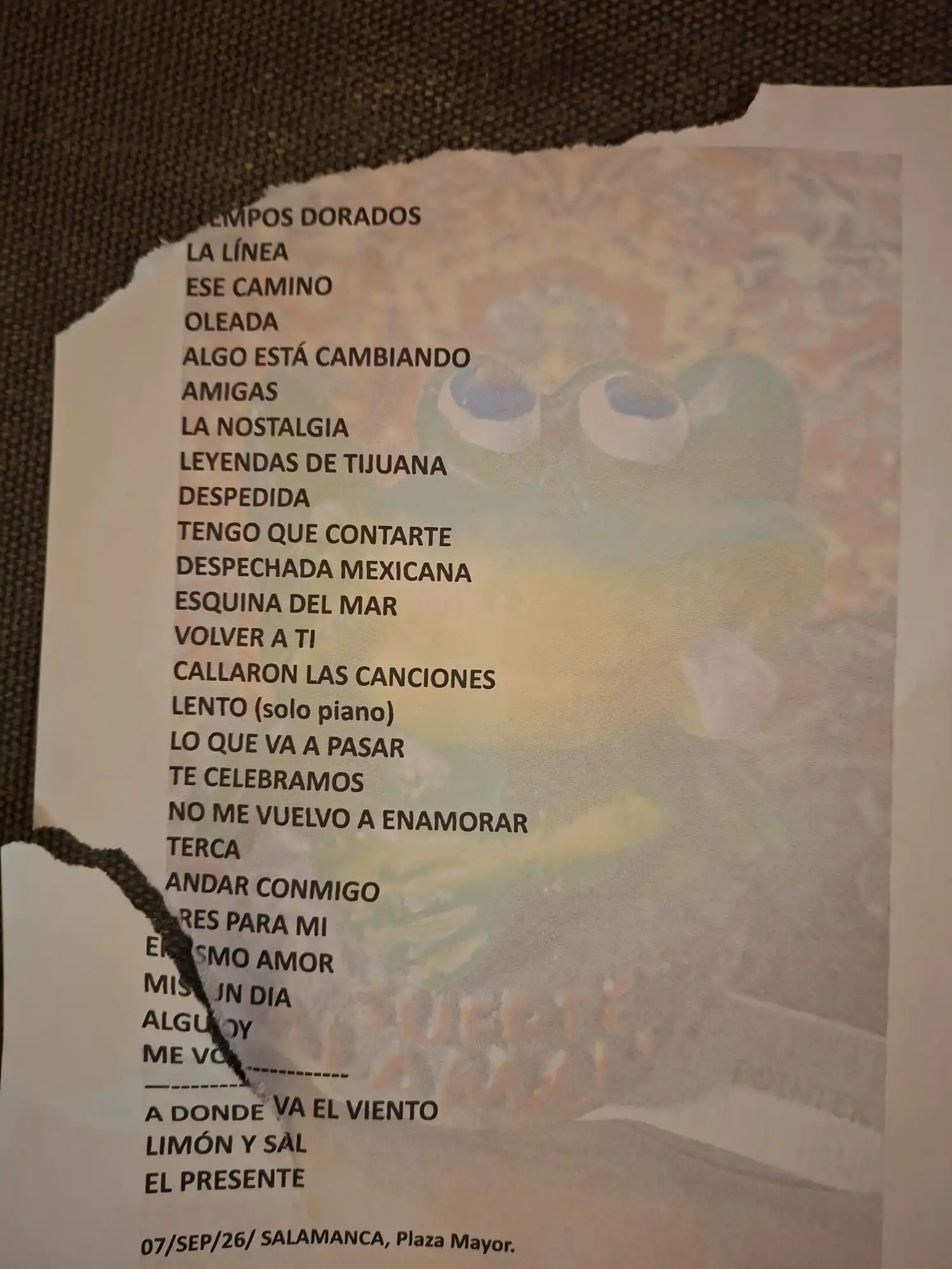 Documento impreso con el setlist oficial del concierto de Julieta Venegas en la Plaza Mayor de Salamanca 2026.
