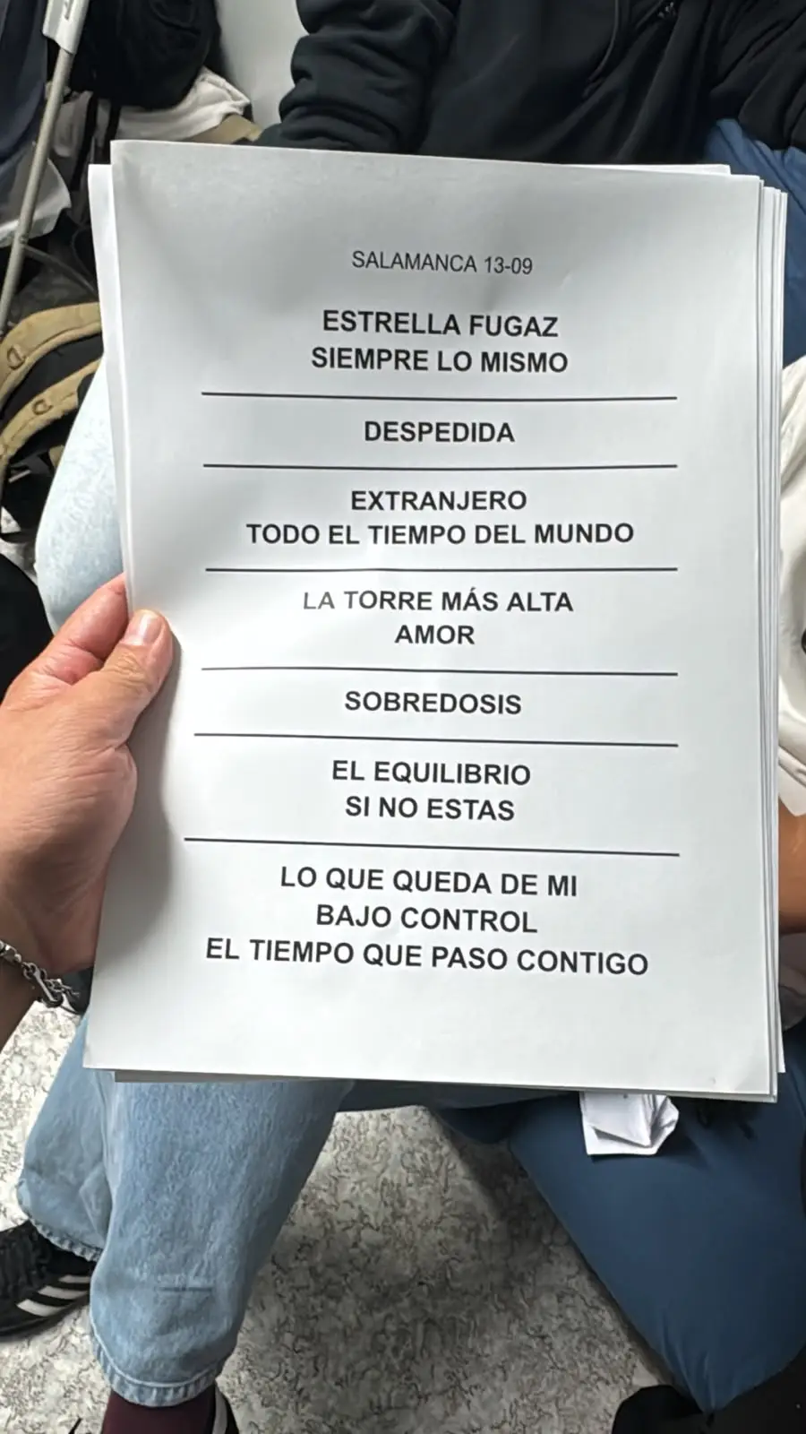 Fotografía del setlist original impreso en papel del concierto de Íñigo Quintero en Salamanca el 13 de septiembre.