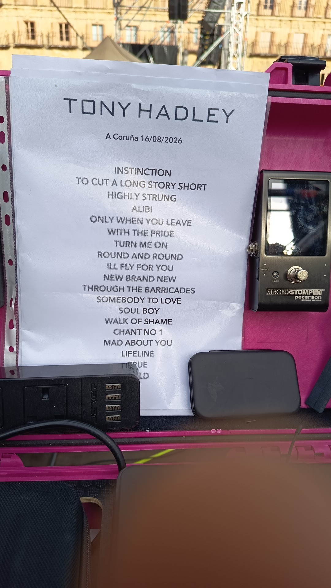 Papel impreso con el setlist oficial del concierto de Tony Hadley en la Plaza Mayor de Salamanca 2026 sobre un estuche de música rosa.