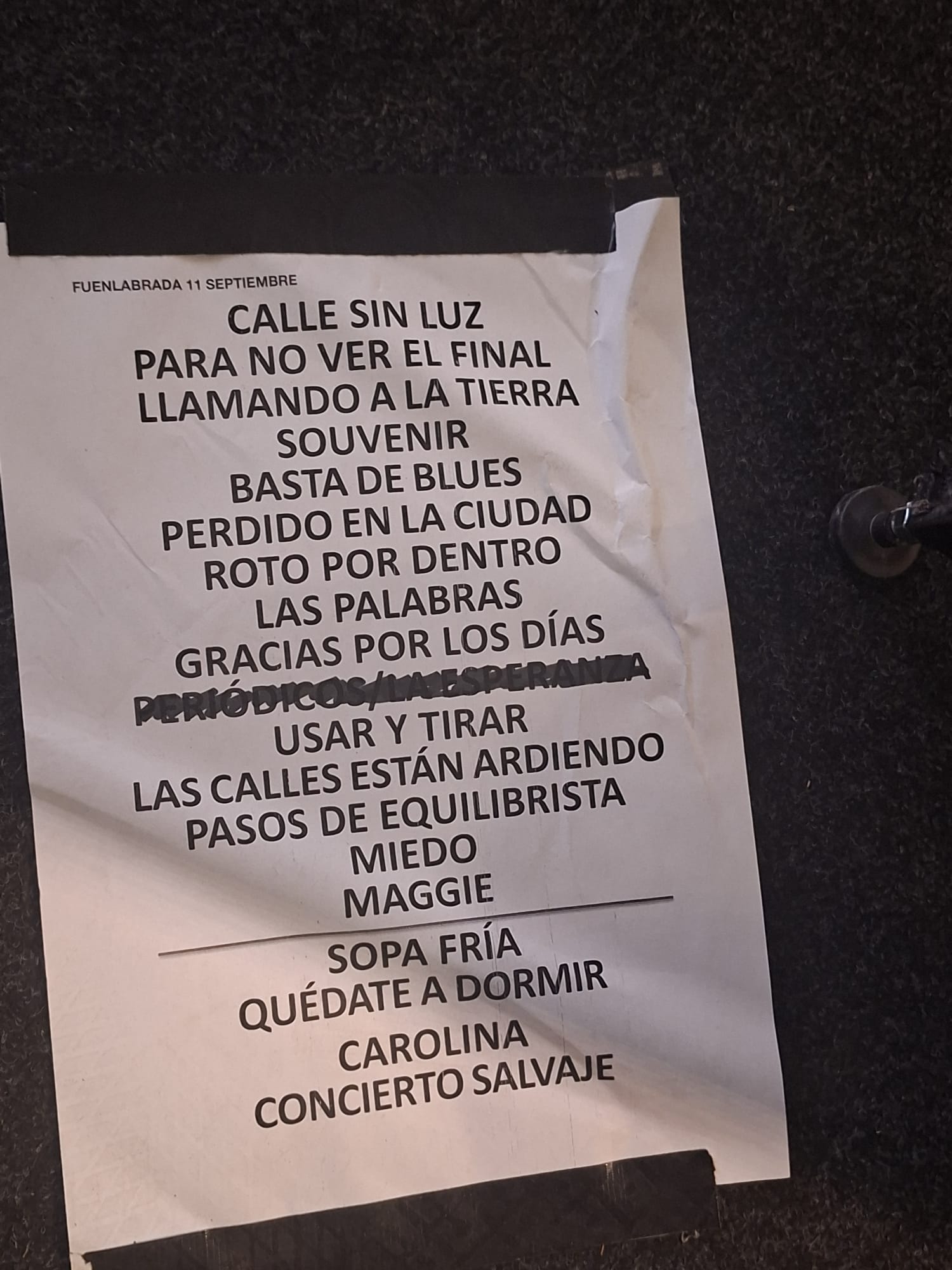 Hoja oficial con el setlist escrito a mano del concierto de M-Clan en Salamanca.
