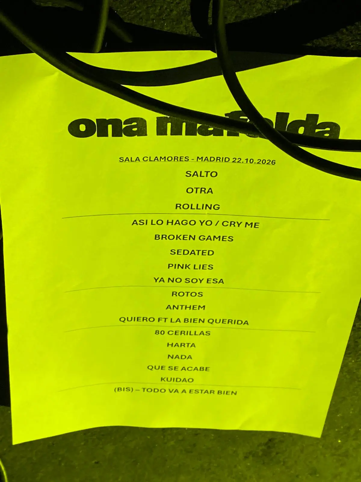 Fotografía del setlist oficial en papel verde fosforito del concierto de Ona Mafalda en la Sala Clamores de Madrid.