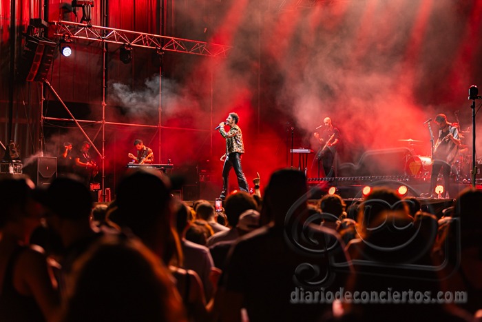 Mejores Festivales de Verano 2026. Gabriel de la Rosa, cantante de Shinova, en concierto sobre el escenario del Conexión Valladolid,