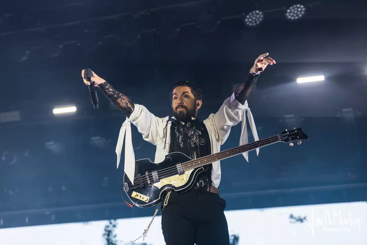 Fito Robles, cantante de Siloé, tocando el bajo de frente en el concierto de Siloé Medina del Campo.