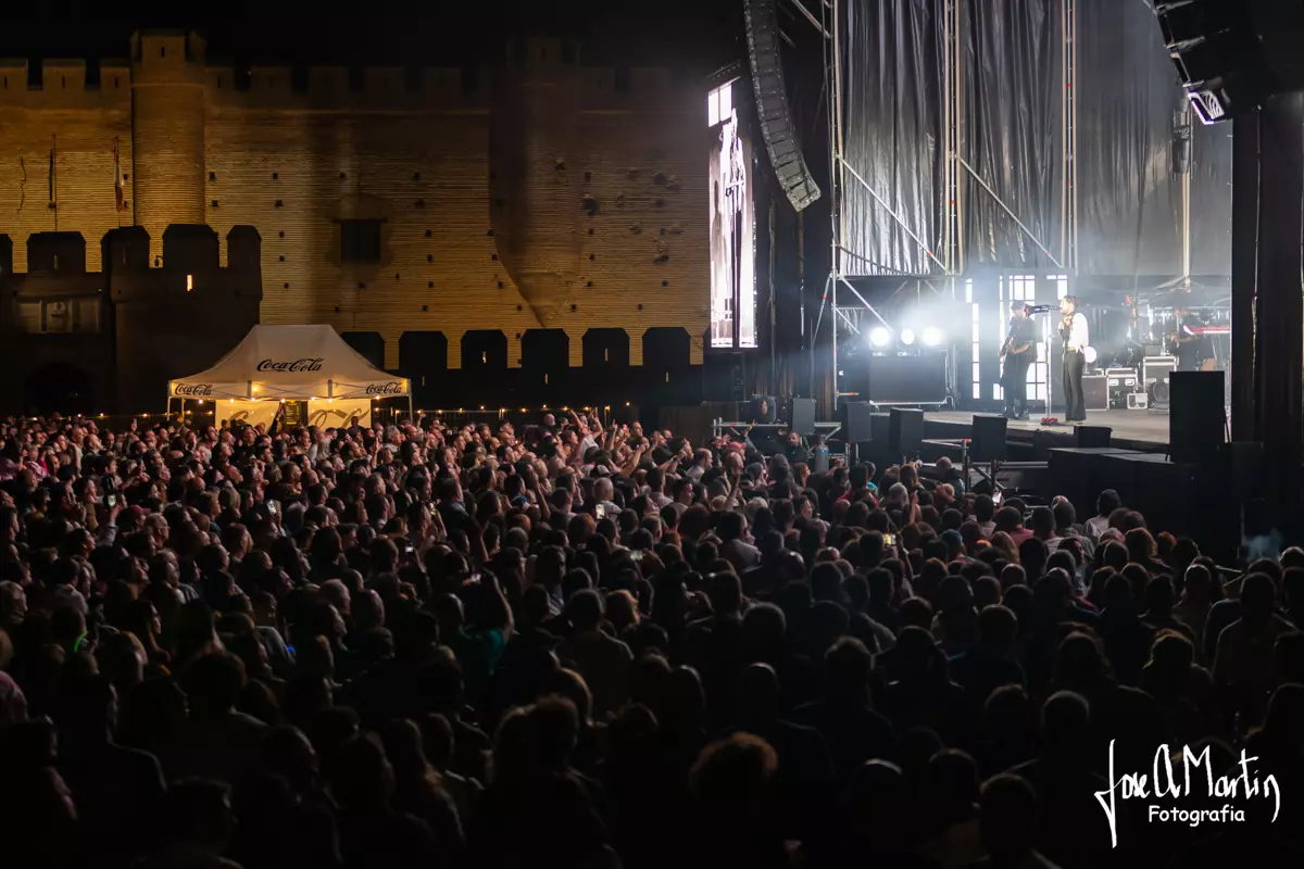 Miles de personas llenando el Castillo de la Mota en el concierto de Siloé Medina del Campo.