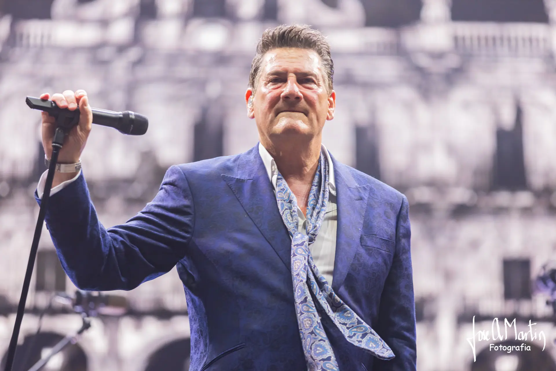 El británico Tony Hadley en Salamanca 2026 ofreció un concierto histórico bajo la lluvia en las Ferias. Crónica de una noche de pop ochentero, paraguas y soportales llenos.