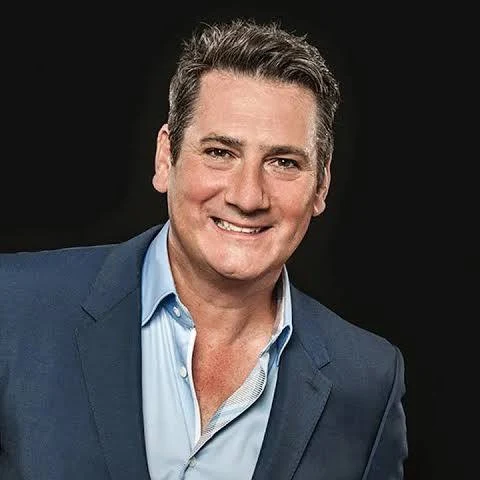 Anthony Patrick "Tony" Hadley (Londres, 2 de junio de 1960) es un cantante de pop inglés, conocido por ser el vocalista del grupo de los años 80 Spandau Ballet.