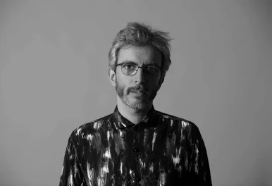 Ficha técnica e historia de Xoel López. Descubre la trayectoria del cantautor gallego (ex Deluxe), sus discos como Caldo Espírito, canciones y conciertos.