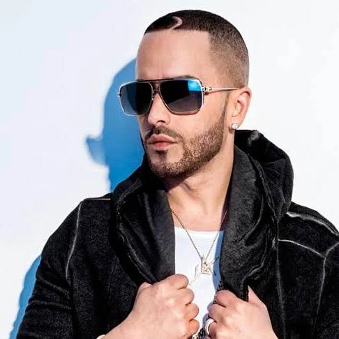 Descubre la biografía, trayectoria y canciones de Yandel, 'La Leyenda' del reguetón que hizo historia junto a Wisin y lidera la música urbana global en solitario.