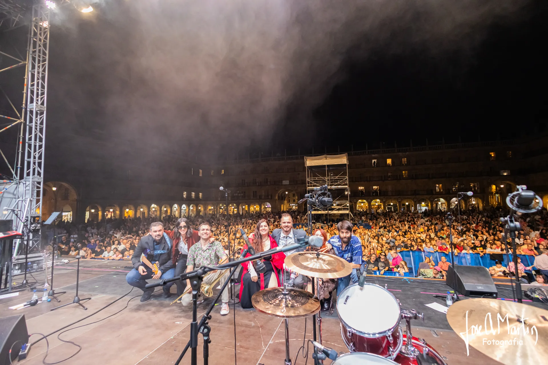 El grupo Orca posa desde el escenario ante una Plaza Mayor de Salamanca abarrotada en su concierto.
