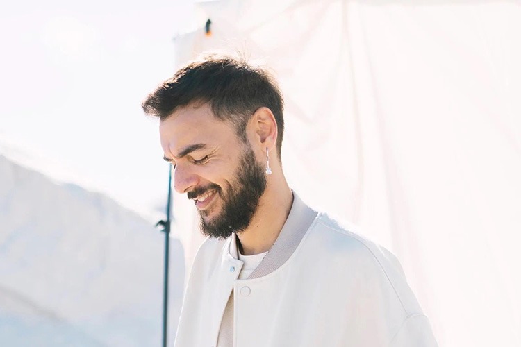 Descubre la biografía, trayectoria y canciones de Raule, el cantante jerezano que ha revolucionado la música urbana y el flamenco pop con su estilo canalla y único.