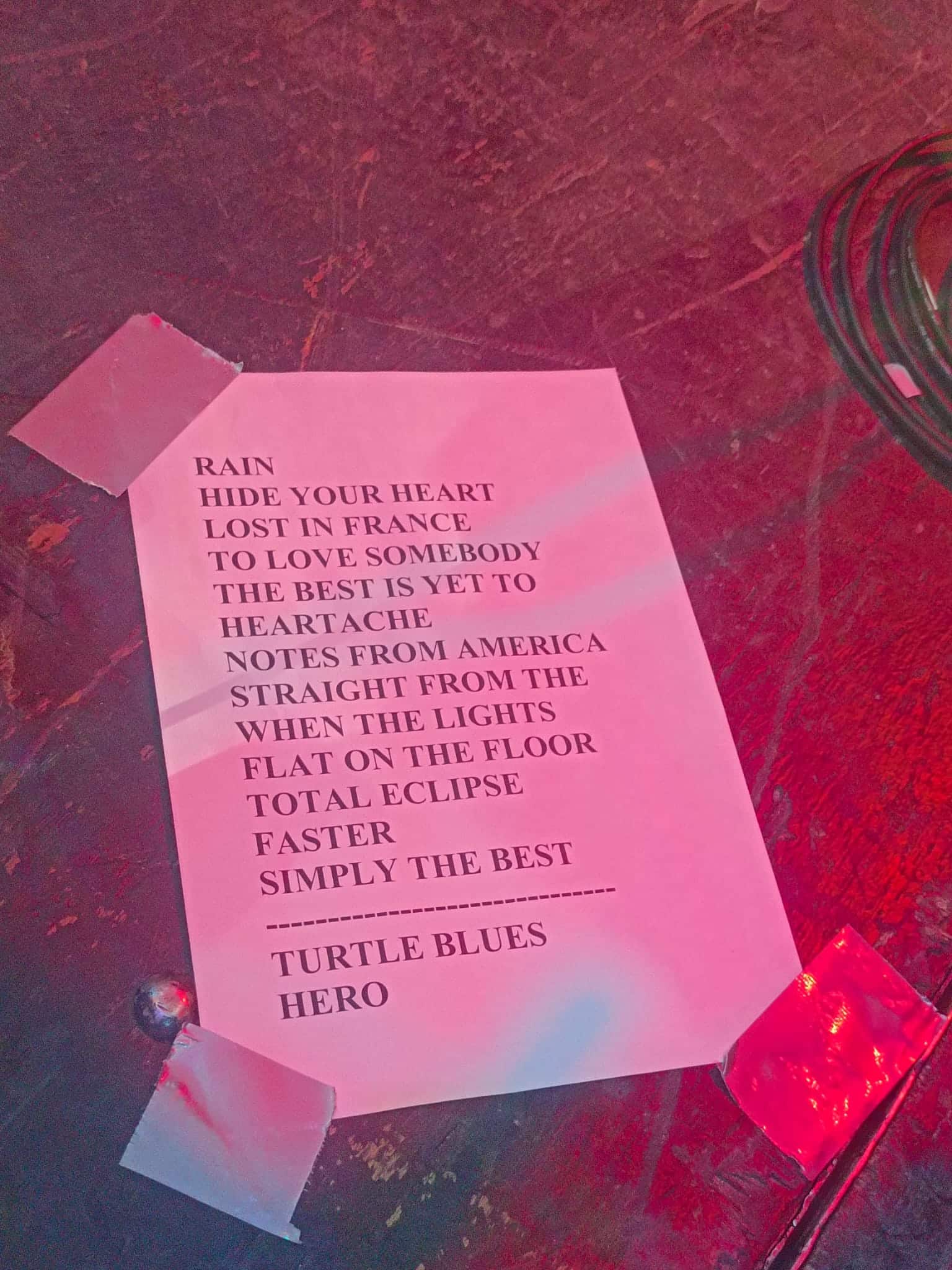 Fotografía del setlist original de Bonnie Tyler pegado en el escenario de la Plaza Mayor de Salamanca.