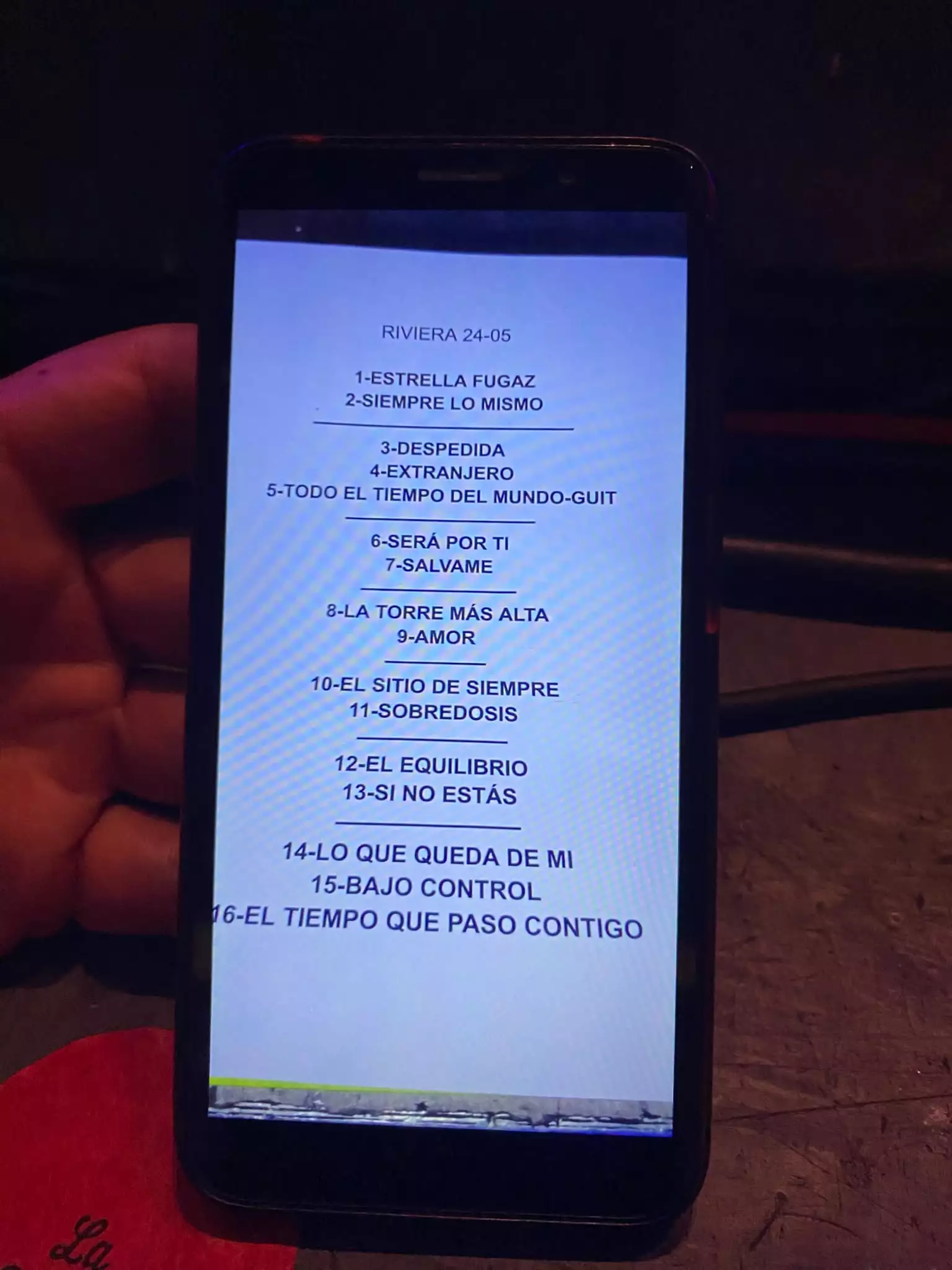 Setlist oficial en la pantalla de un móvil durante el concierto de Íñigo Quintero en Madrid, fotografía por Nelia Vidal para diariodeconciertos.com