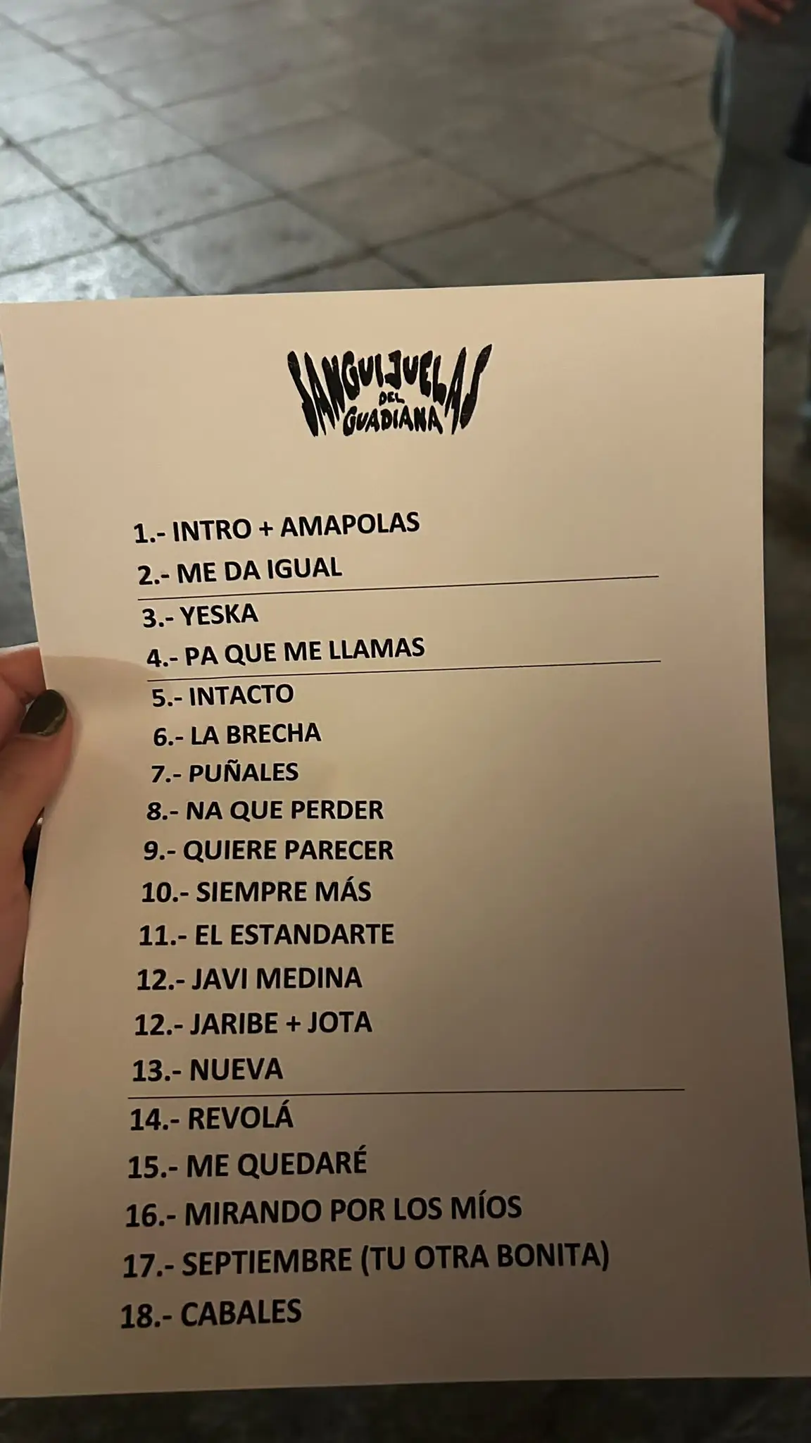 Fotografía del setlist original en papel de Sanguijuelas del Guadiana en su concierto de la Plaza Mayor de Salamanca.