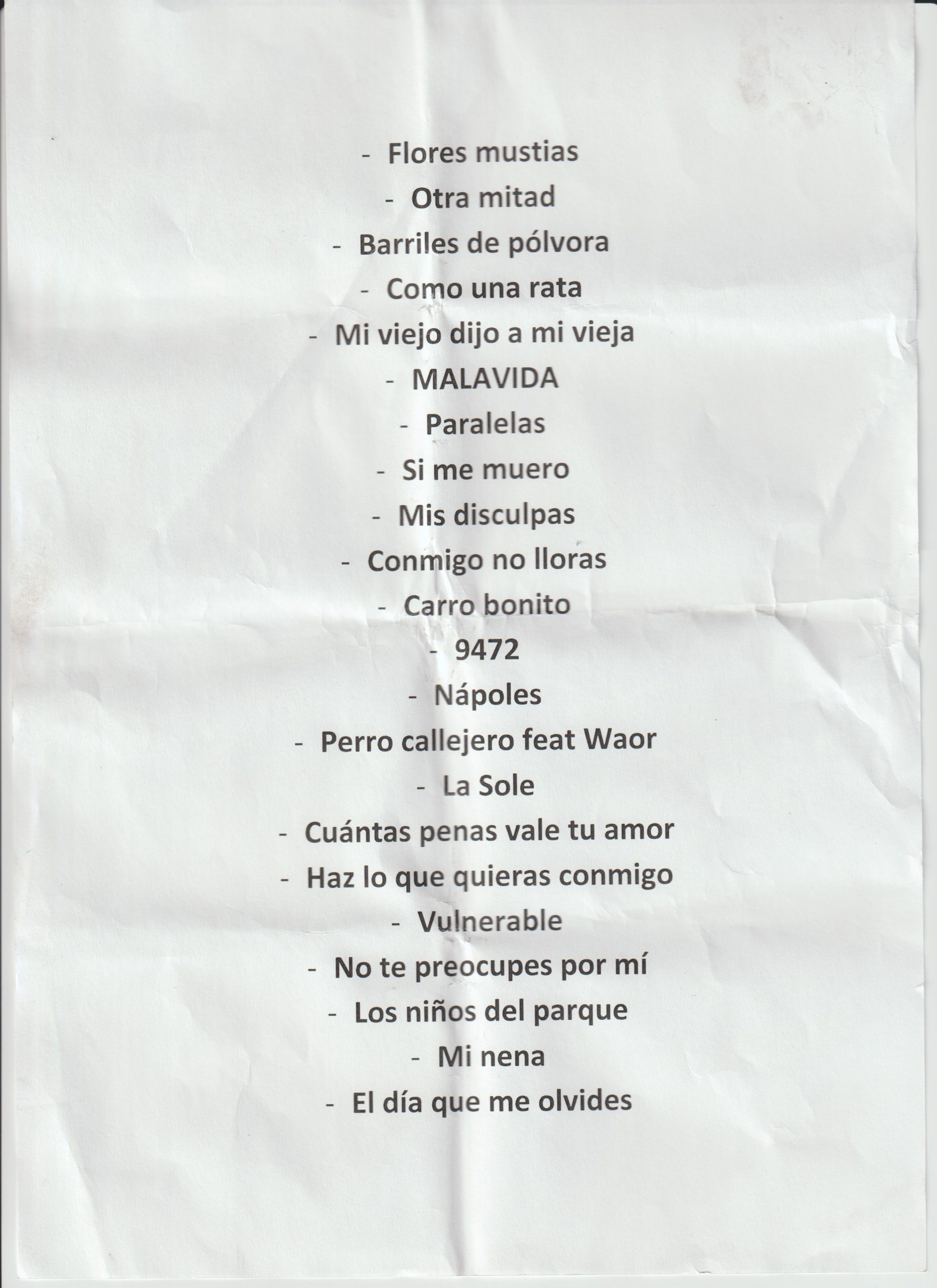 Fotografía en papel del setlist oficial de 22 canciones de Walls en su concierto del festival FACYL 2026 en Salamanca.
