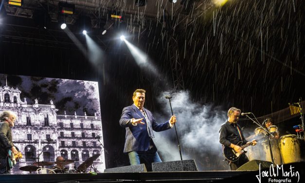 Tony Hadley en Salamanca 2026: El pop británico desafía al temporal y conquista a los valientes del ágora
